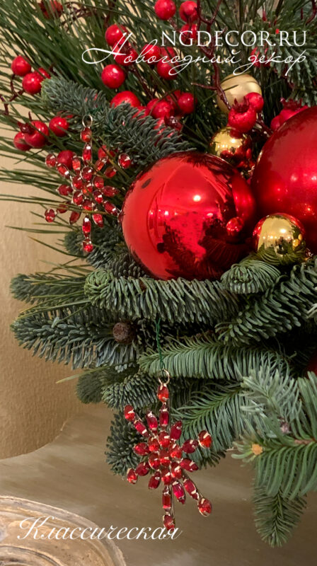 Флористическая композиция из живой хвои